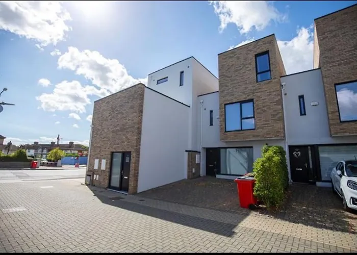 Hot Tub Luxe In The Heart Of Villa Dublin