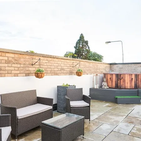 Hot Tub Luxe In The Heart Of Villa