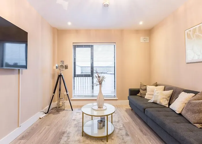 Hot Tub Luxe In The Heart Of Villa