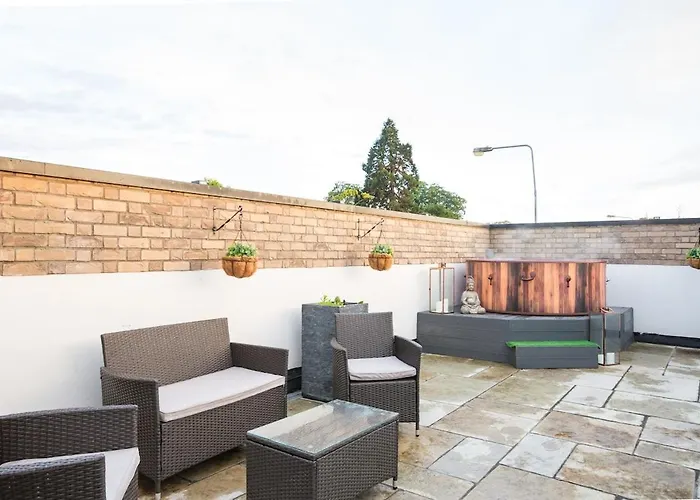 Hot Tub Luxe In The Heart Of Villa